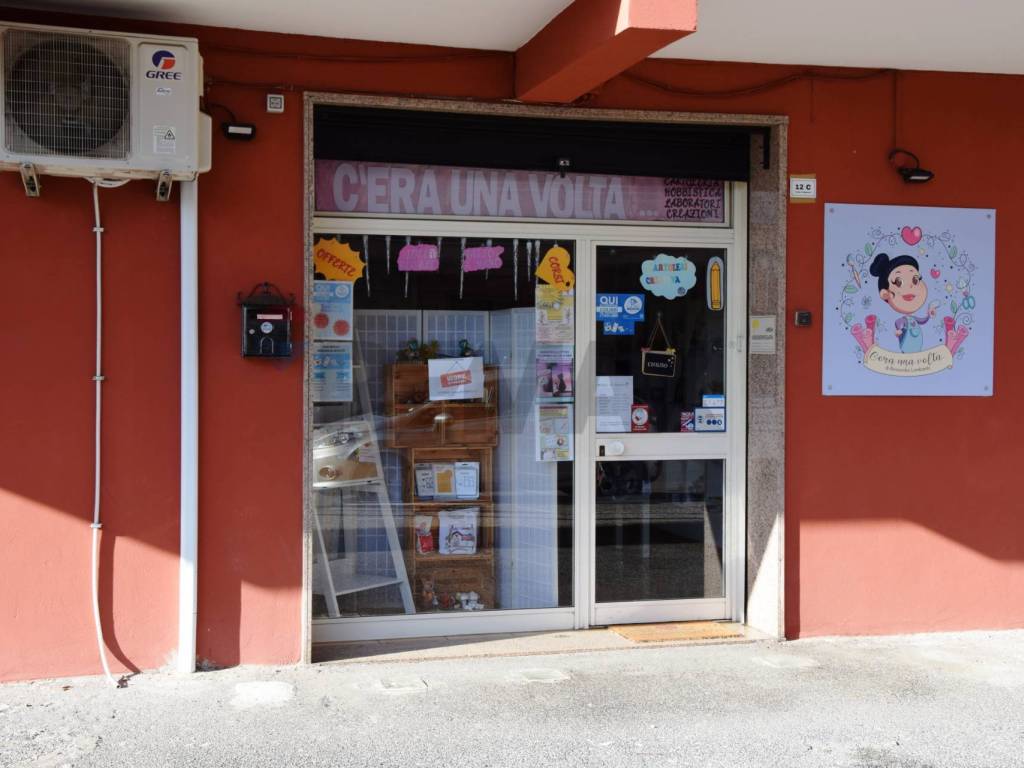 locale commerciale in vendita a Pomezia in zona Campo Bello