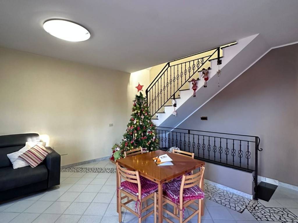 casa indipendente in vendita a Pomezia in zona Torvaianica