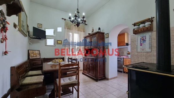 casa indipendente in vendita a Pomezia in zona Castagnetta