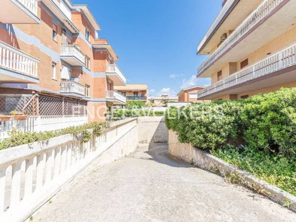 negozio in vendita a Pomezia in zona Torvaianica