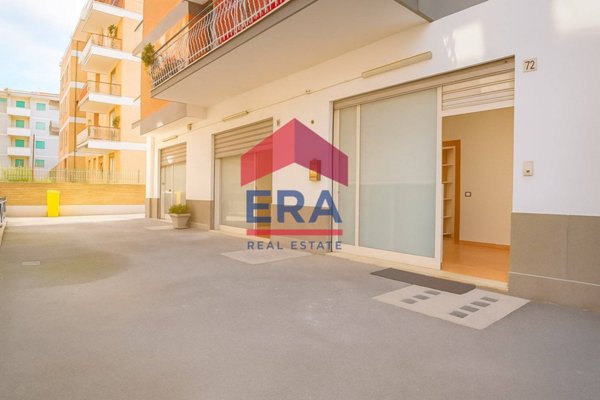 locale commerciale in vendita a Pomezia