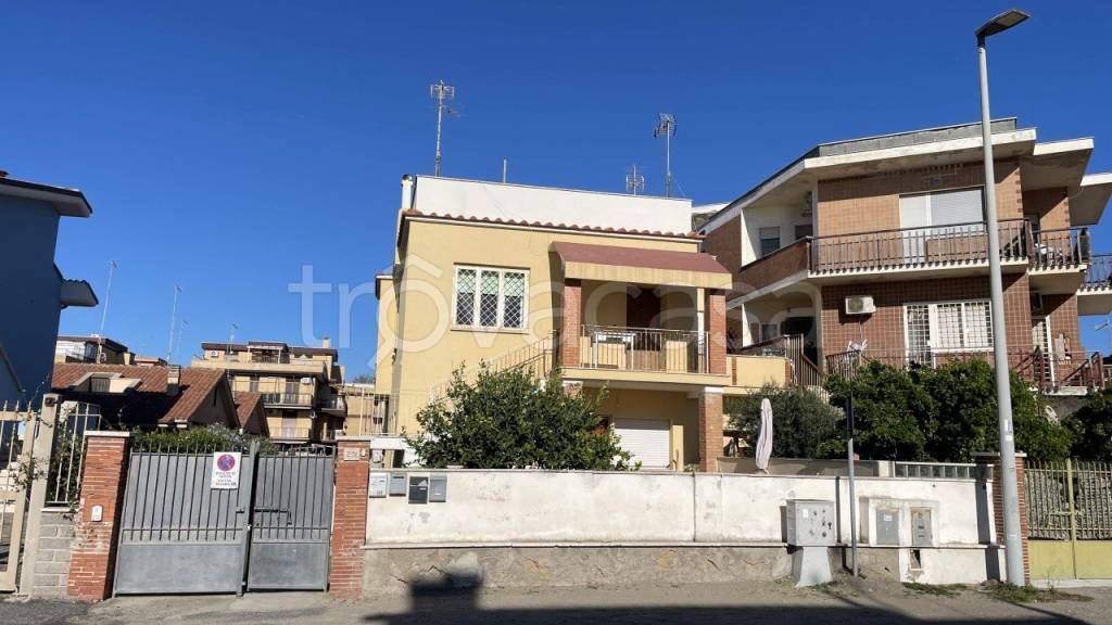 appartamento in vendita a Pomezia in zona Torvaianica