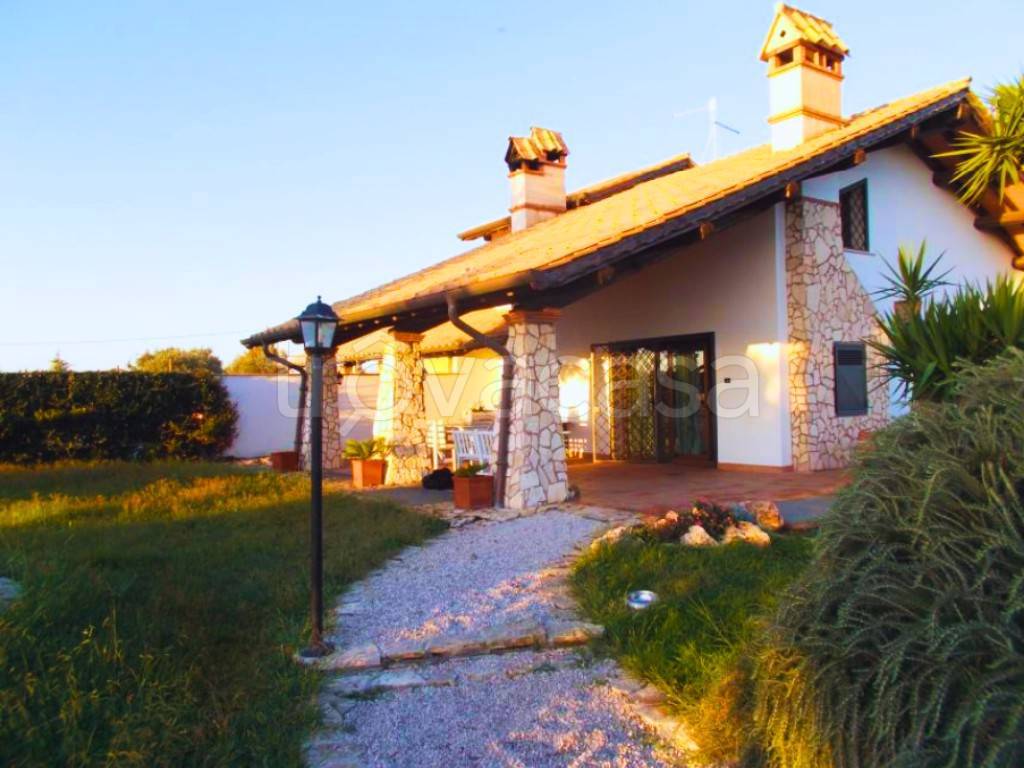 casa indipendente in vendita a Pomezia in zona Torvaianica Alta