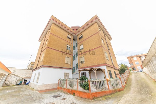 appartamento in vendita a Pomezia in zona Torvaianica