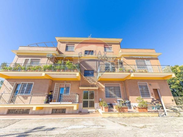 appartamento in vendita a Pomezia in zona Santa Palomba