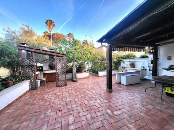 casa indipendente in vendita a Pomezia in zona Torvaianica