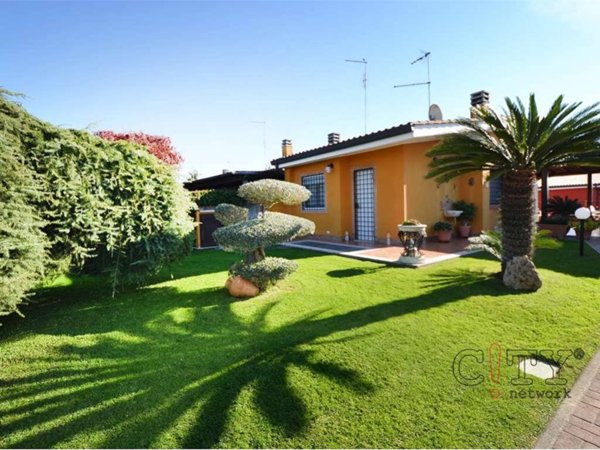 casa indipendente in vendita a Pomezia in zona Colli di Enea