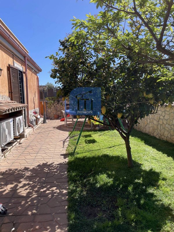 casa indipendente in vendita a Pomezia