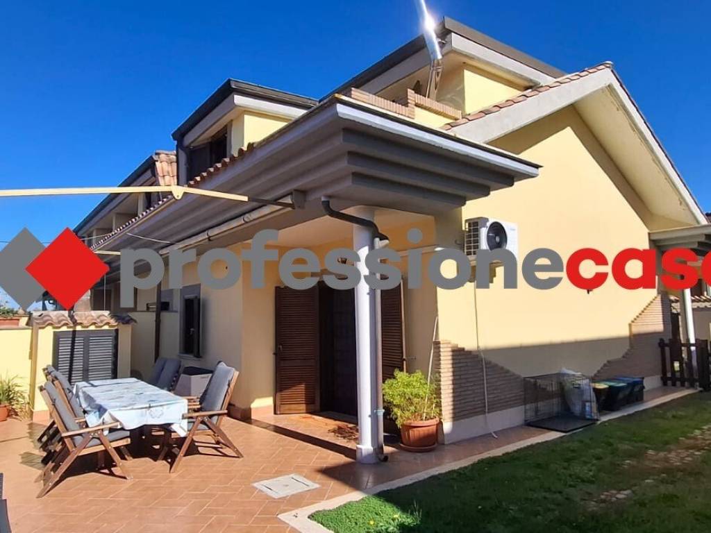 casa indipendente in vendita a Pomezia
