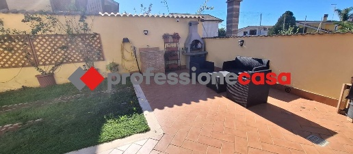 casa indipendente in vendita a Pomezia in zona Torvaianica Alta