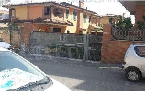 locale di sgombero in vendita a Pomezia in zona Torvaianica