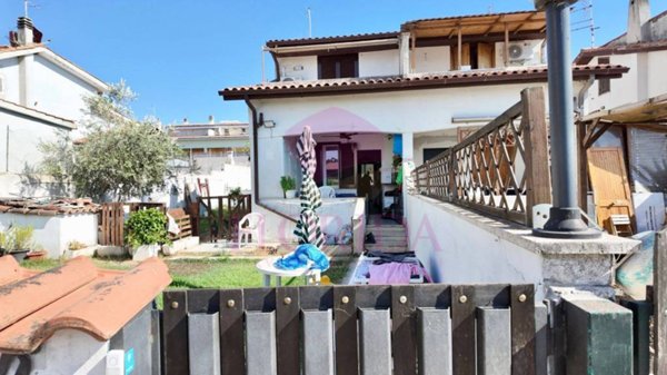 casa indipendente in vendita a Pomezia in zona Torvaianica