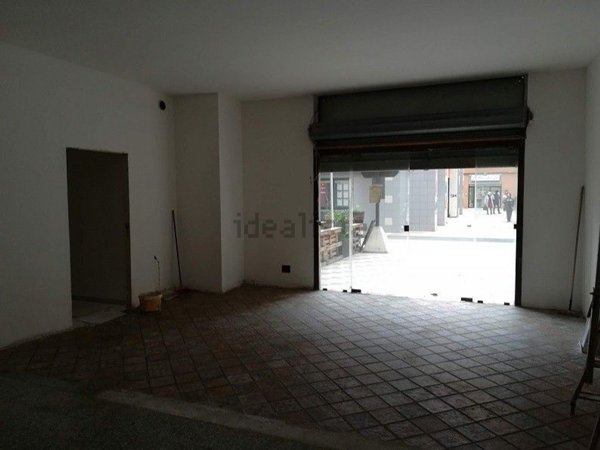 locale commerciale in vendita a Pomezia