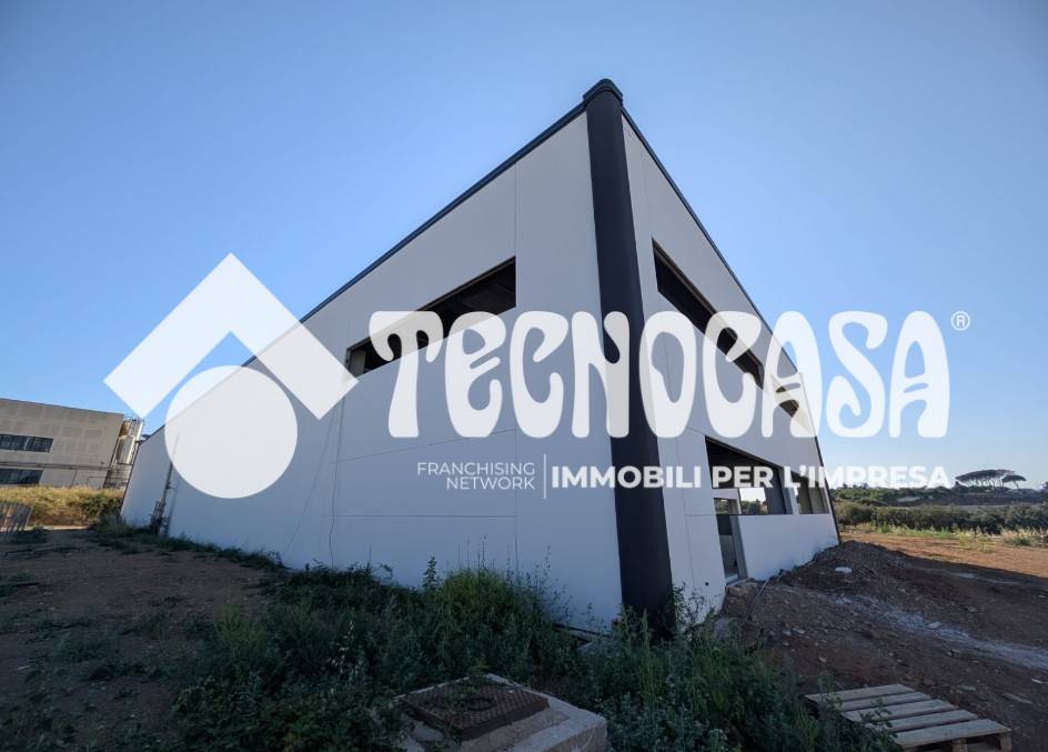 locale commerciale in vendita a Pomezia in zona Pratica di Mare