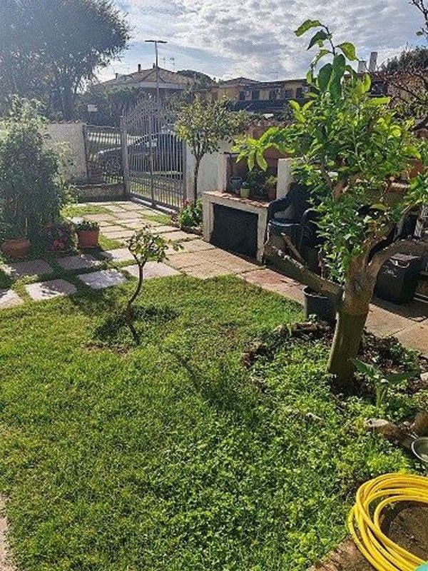 appartamento in vendita a Pomezia in zona Campo Ascolano