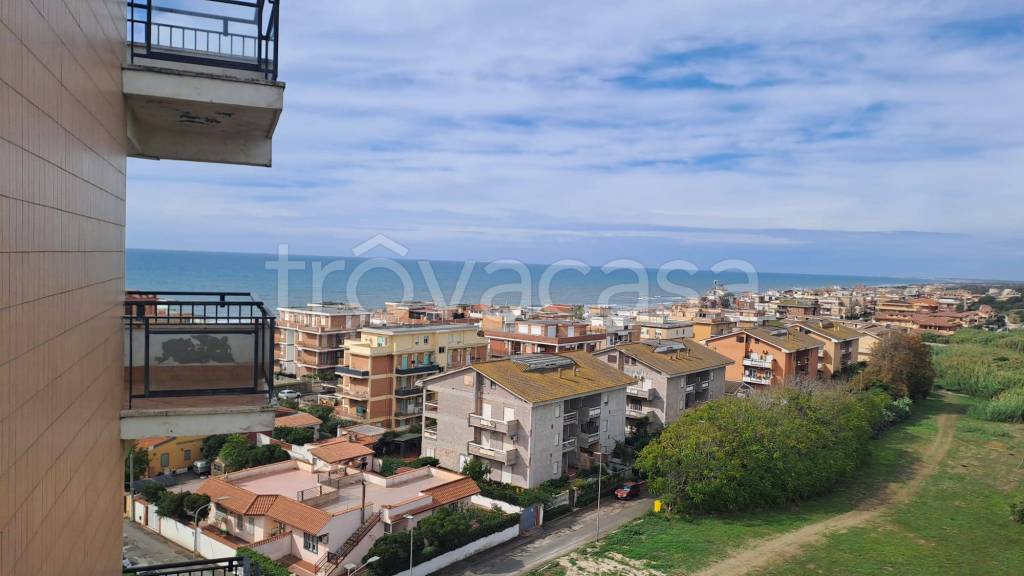 appartamento in vendita a Pomezia in zona Pratica di Mare