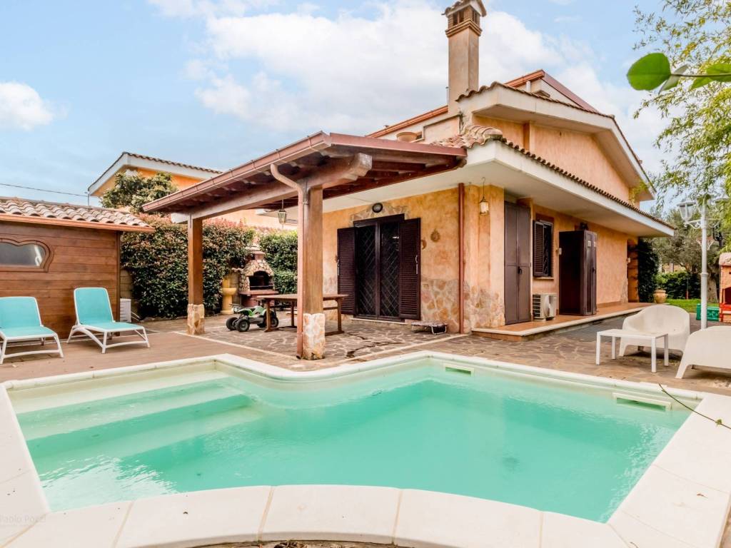 casa indipendente in vendita a Pomezia in zona Viceré