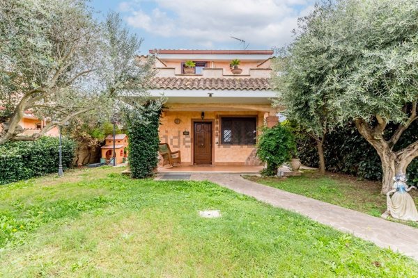 casa indipendente in vendita a Pomezia in zona Viceré