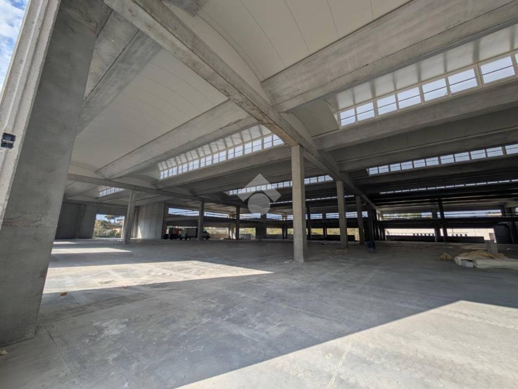 locale commerciale in vendita a Pomezia in zona Pratica di Mare