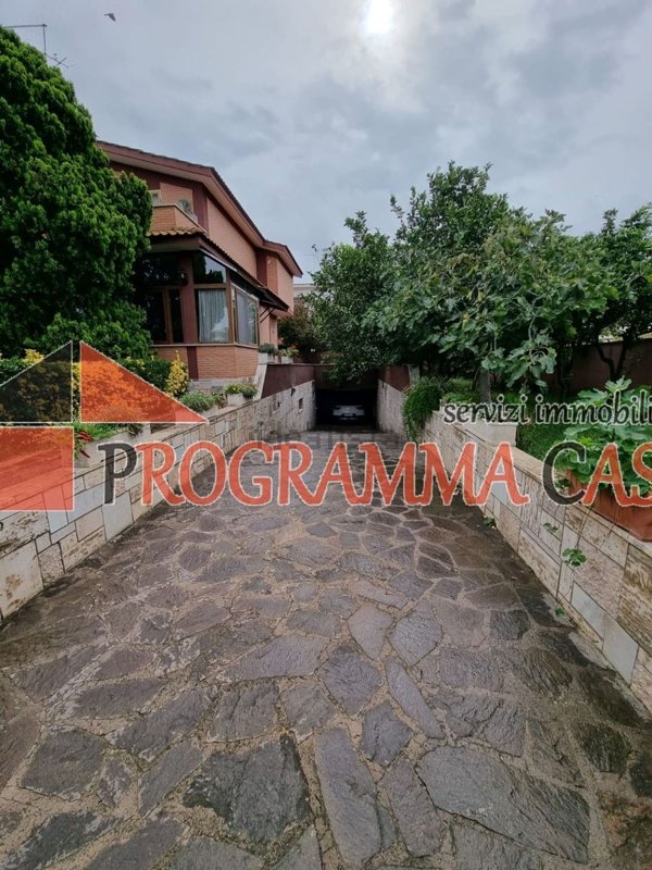 casa indipendente in vendita a Pomezia