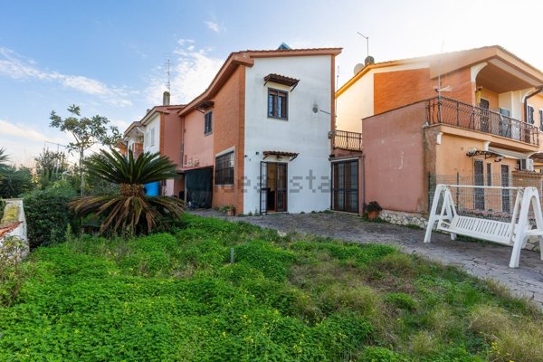 casa indipendente in vendita a Pomezia in zona Torvaianica