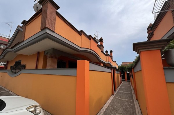 casa indipendente in vendita a Pomezia in zona Torvaianica