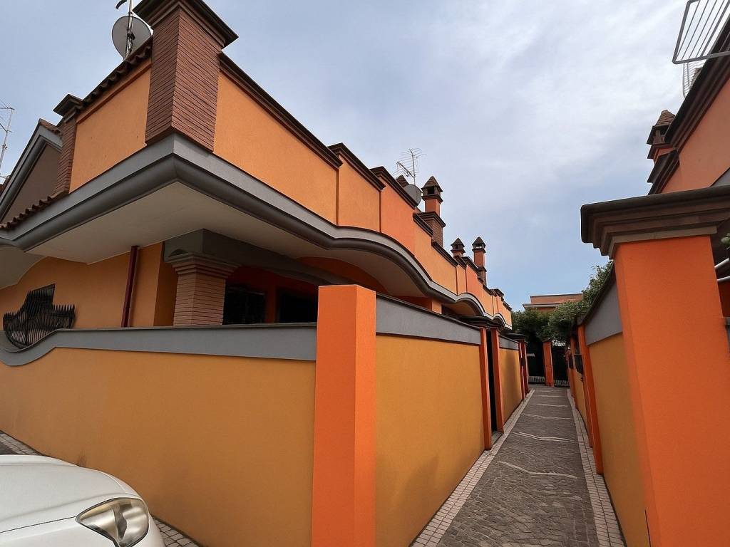 casa indipendente in vendita a Pomezia in zona Torvaianica