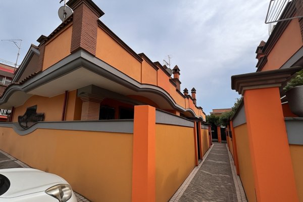 casa indipendente in vendita a Pomezia in zona Torvaianica