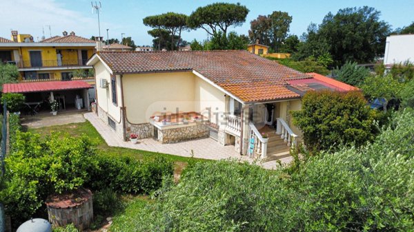 casa indipendente in vendita a Pomezia