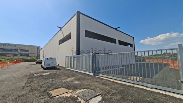 capannone in vendita a Pomezia