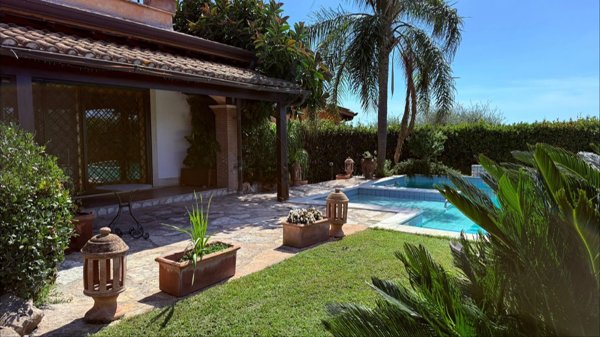 casa indipendente in vendita a Pomezia