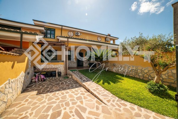 appartamento in vendita a Pomezia in zona Campo Jemini