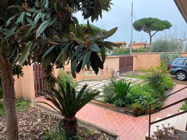 casa indipendente in vendita a Pomezia in zona Torvaianica