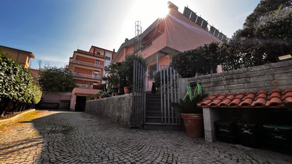 casa indipendente in vendita a Pomezia