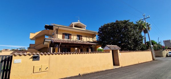 casa indipendente in vendita a Pomezia in zona Torvaianica Alta
