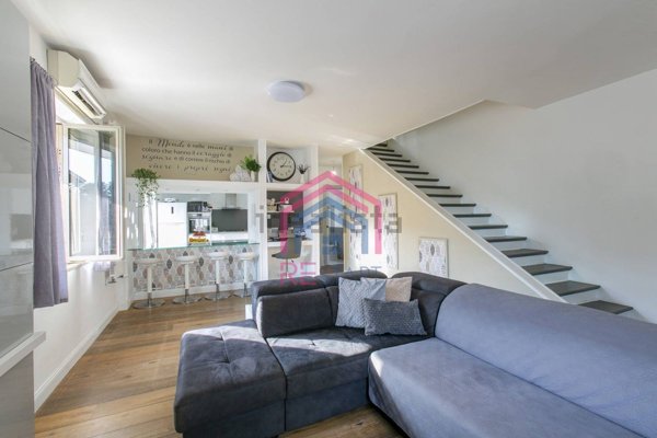 casa indipendente in vendita a Pomezia in zona Torvaianica