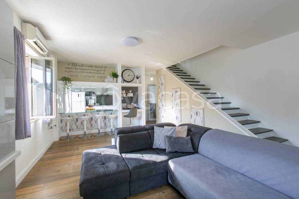 casa indipendente in vendita a Pomezia in zona Torvaianica