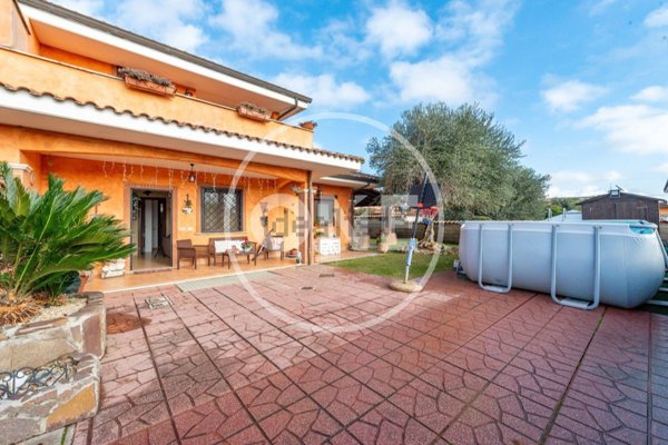 casa indipendente in vendita a Pomezia in zona Viceré