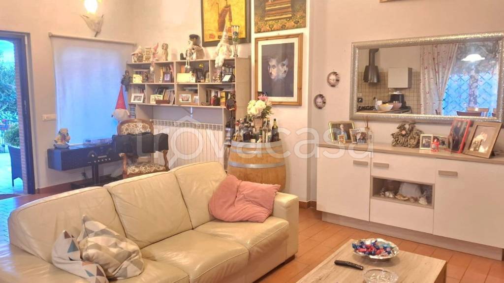 casa indipendente in vendita a Pomezia in zona Colli di Enea
