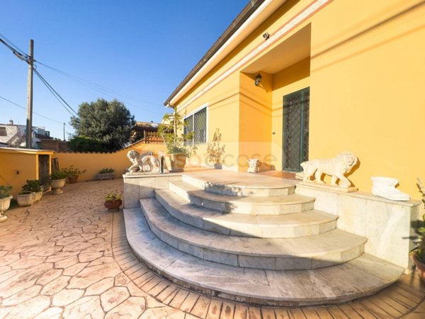 casa indipendente in vendita a Pomezia in zona Torvaianica
