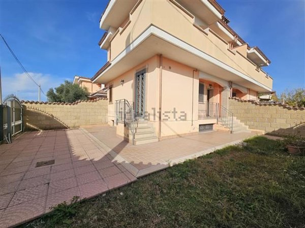 casa indipendente in vendita a Pomezia in zona Torvaianica Alta