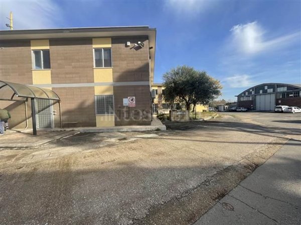 capannone in vendita a Pomezia