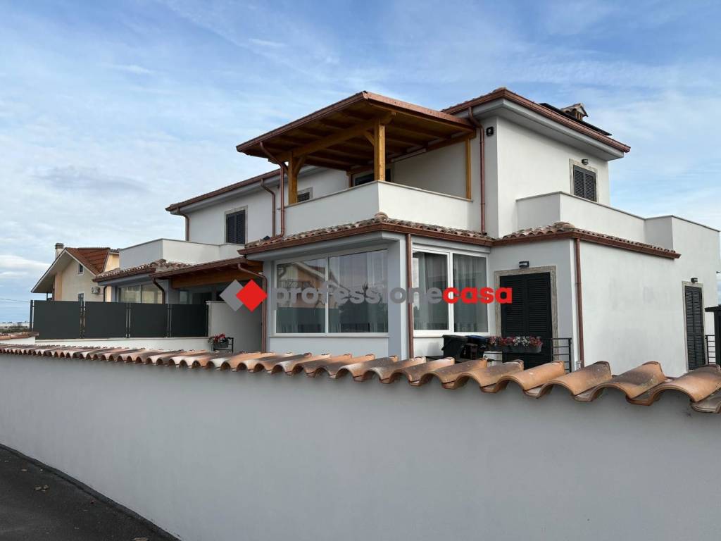 casa indipendente in vendita a Pomezia in zona Santa Palomba
