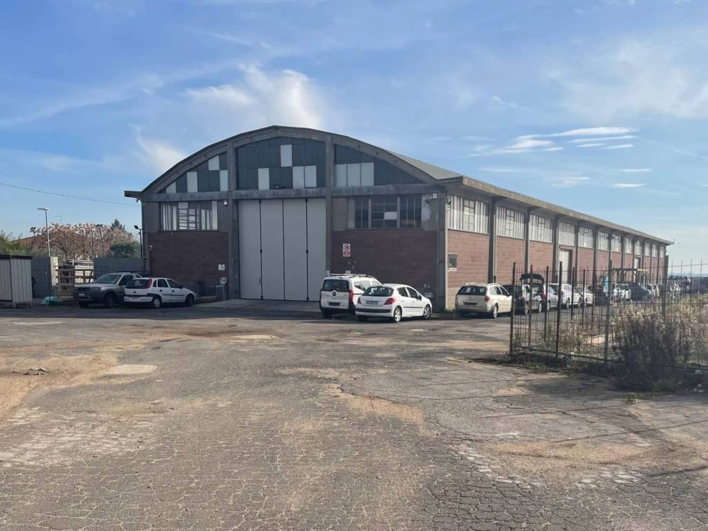 locale commerciale in vendita a Pomezia