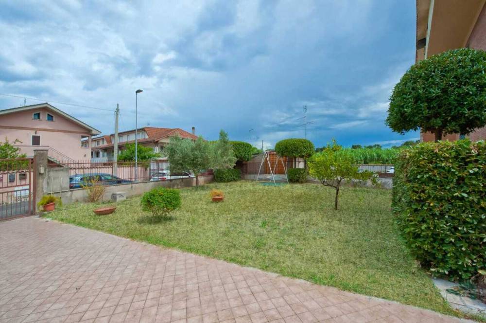 casa indipendente in vendita a Pomezia in zona Torvaianica