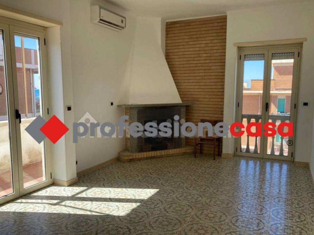 appartamento in vendita a Pomezia in zona Torvaianica