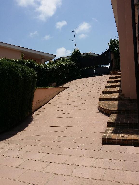 casa indipendente in vendita a Pomezia in zona Colli di Enea