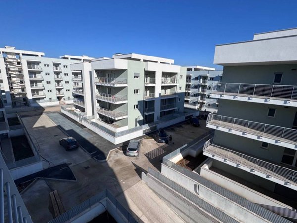 appartamento in vendita a Pomezia in zona Pratica di Mare