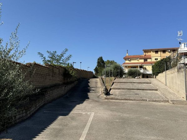 appartamento in vendita a Pomezia in zona Santa Procula
