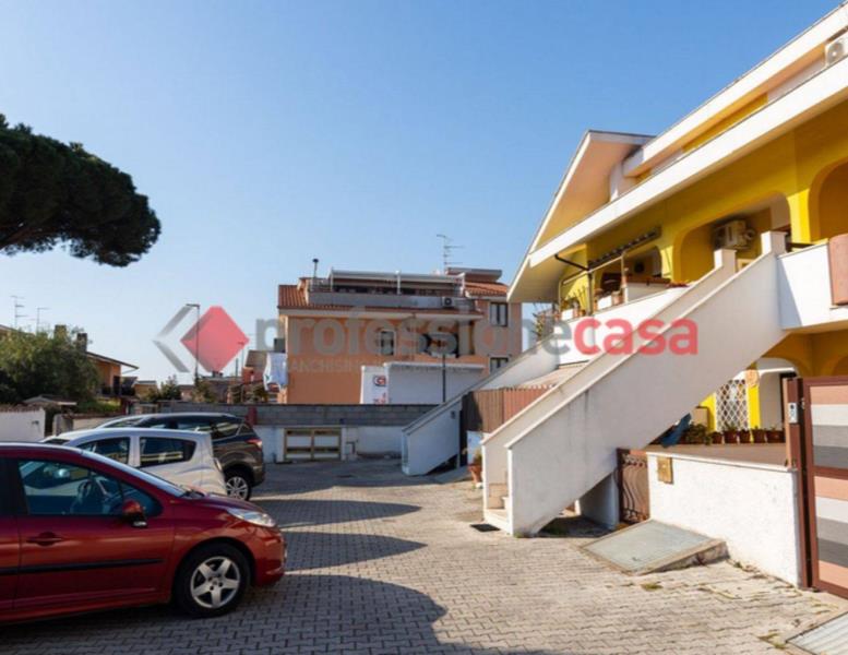 appartamento in vendita a Pomezia in zona Torvaianica